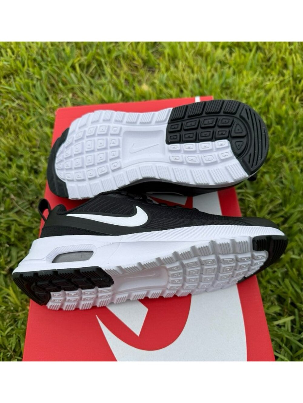 6 WOMEN’S NIKE AIR MAX NUAXIS BLACK WHITE HF1233-001 SNEAKERS OREO CLASSIC - Picture 5 of 7
